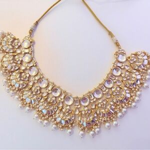 Glamorous Indian Bridal Jewelry Set
- Kundan Style with Pearls